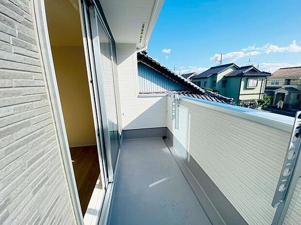 バルコニー 広々としたバルコニーには洗濯物もたくさん干せます