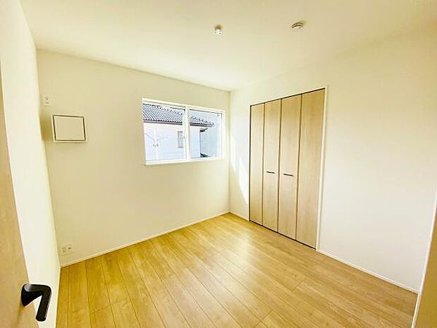 洋室 明るい洋室ではのんびりとお過ごしできます☆