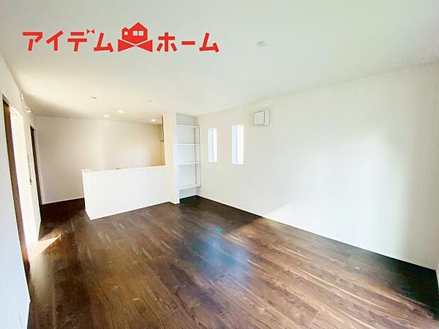 リビング 南向きのため明るい陽射しが射し込みます♪