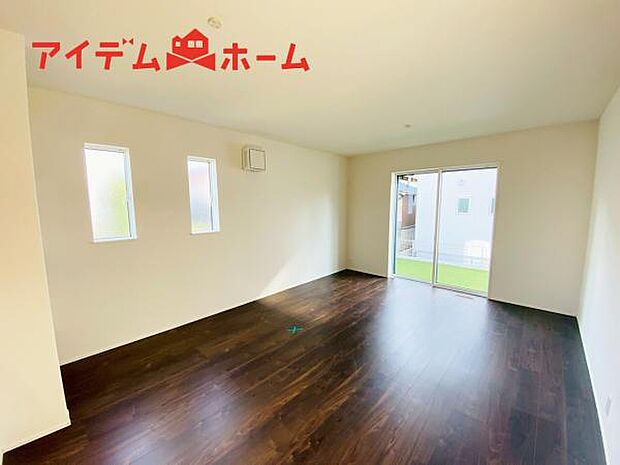 リビング 南向きのため明るい陽射しが射し込みます♪ 