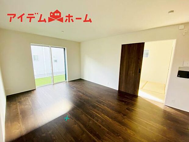 リビング 南向きのため明るい陽射しが射し込みます♪ 