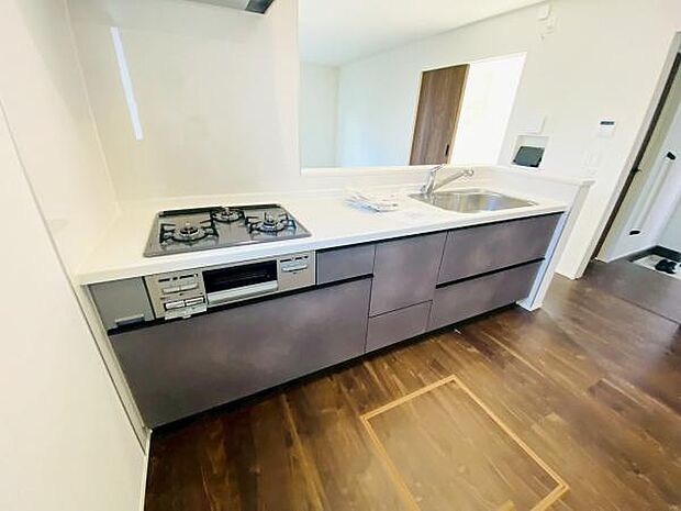 キッチン ダイニングに面した対面式キッチンでは、できたてのお料理がすぐテーブルに出せます 