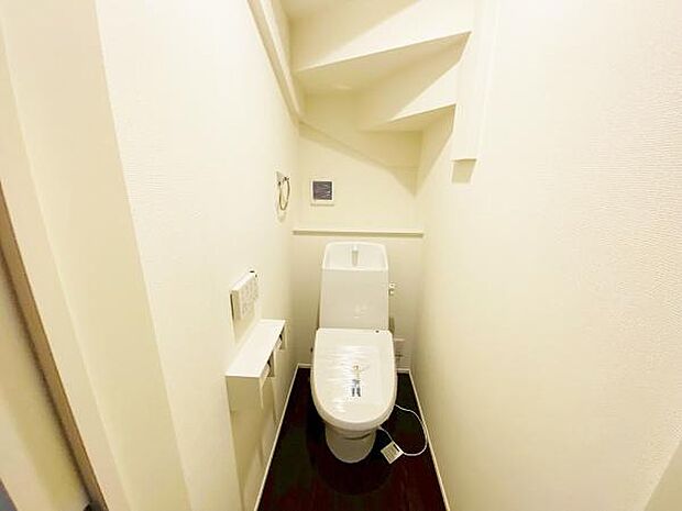 トイレ トイレには快適な温水洗浄便座付き  