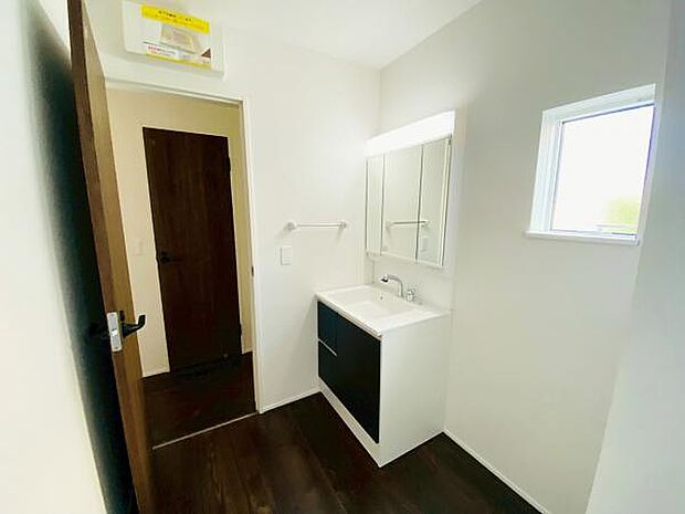 洗面 洗面からお化粧まで忙しい朝の準備にぴったりな洗髪洗面化粧台付き 