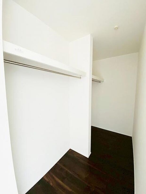 スーツケースなど大きなものからバッグや帽子など小物類も保管できます。  