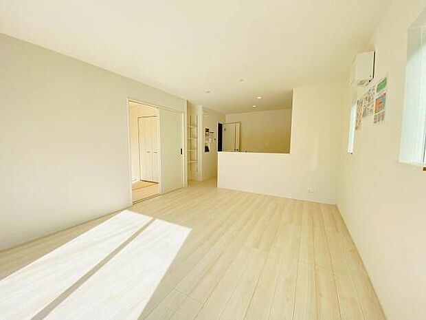 リビング 南向きのため明るい陽射しが射し込みます♪