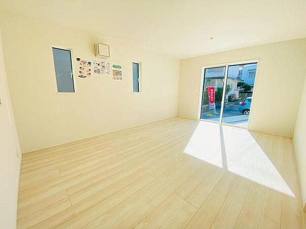 リビング 南向きのため明るい陽射しが射し込みます♪