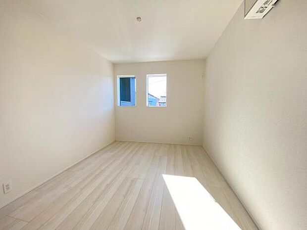 洋室 明るい洋室ではのんびりとお過ごしできます☆