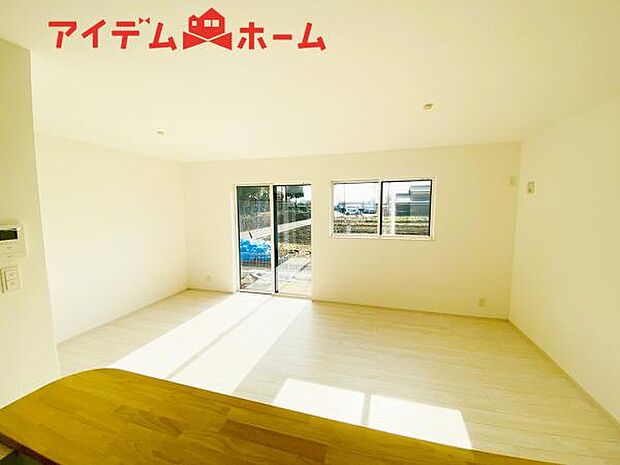 リビング 南向きのため明るい陽射しが射し込みます♪ 