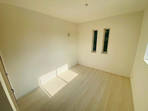 洋室 明るい洋室ではのんびりとお過ごしできます☆ 