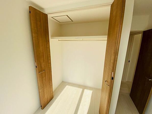 大切な衣類を収納できる大型クローゼット 