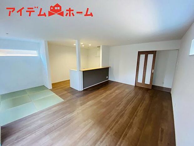 リビング 南向きのため明るい陽射しが射し込みます♪