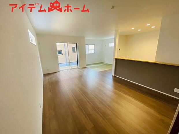 リビング 南向きのため明るい陽射しが射し込みます♪