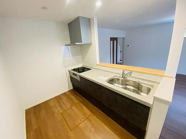 キッチン ダイニングに面した対面式キッチンでは、できたてのお料理がすぐテーブルに出せます