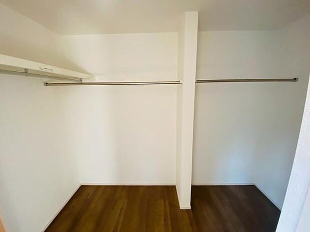 スーツケースなど大きなものからバッグや帽子など小物類も保管できます。