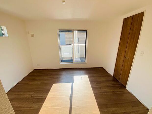 洋室 明るい洋室ではのんびりとお過ごしできます☆