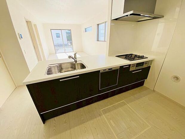 キッチン ダイニングに面した対面式キッチンでは、できたてのお料理がすぐテーブルに出せます