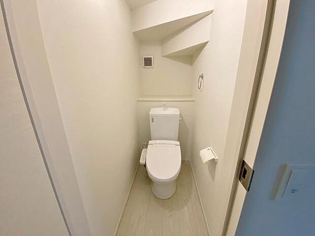 トイレ トイレには快適な温水洗浄便座付き 