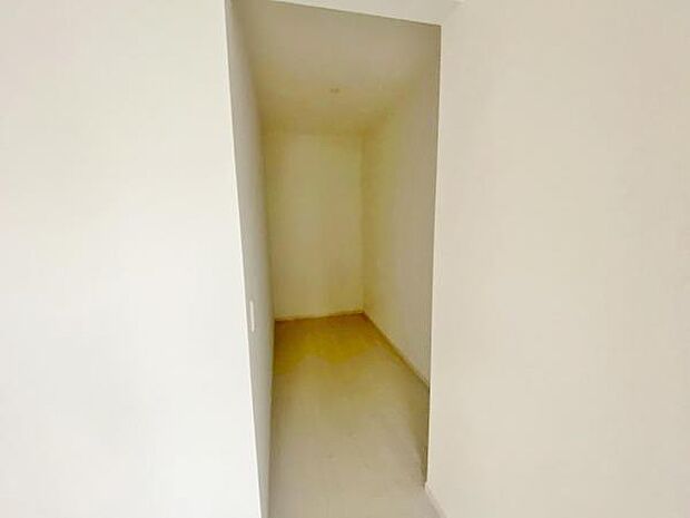 スーツケースなど大きなものからバッグや帽子など小物類も保管できます。 