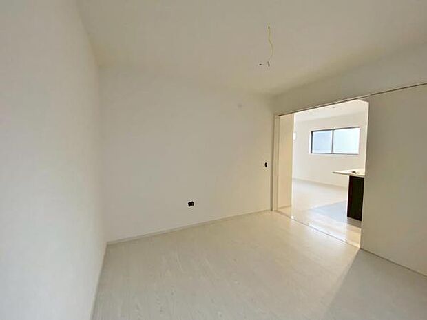 洋室 明るい洋室ではのんびりとお過ごしできます☆ 