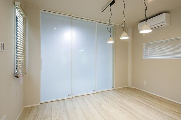 リビング 南向きのため明るい陽射しが射し込みます♪