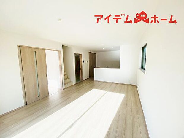 リビング 南向きのため明るい陽射しが射し込みます♪ 