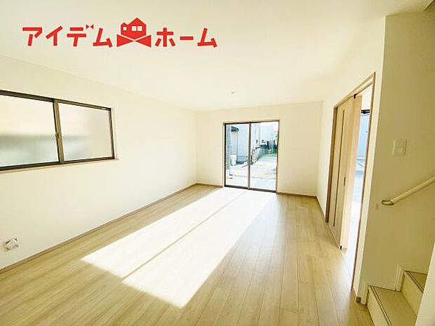 リビング 南向きのため明るい陽射しが射し込みます♪ 