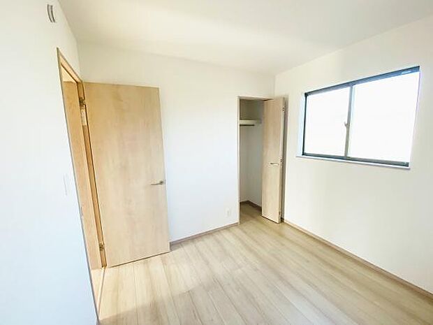 洋室 明るい洋室ではのんびりとお過ごしできます☆ 