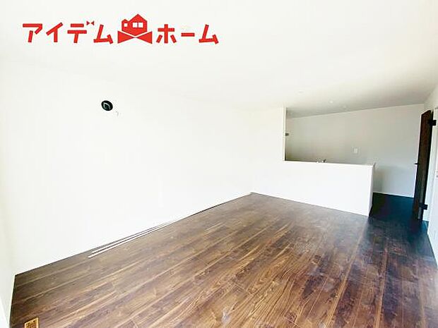 リビング 南向きのため明るい陽射しが射し込みます♪