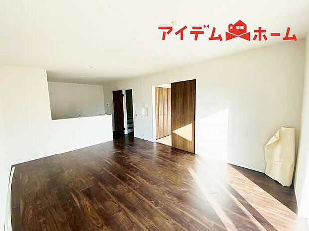 リビング 南向きのため明るい陽射しが射し込みます♪