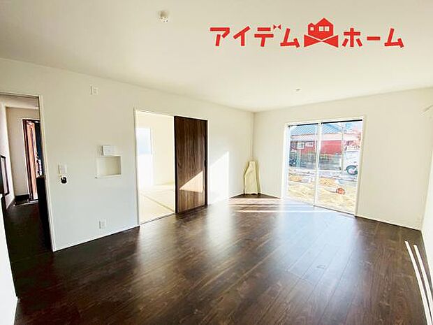 リビング 南向きのため明るい陽射しが射し込みます♪