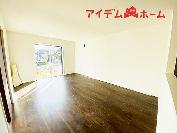 リビング 南向きのため明るい陽射しが射し込みます♪ 