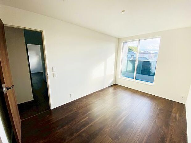 洋室 明るい洋室ではのんびりとお過ごしできます☆