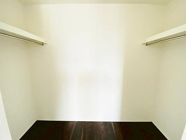 スーツケースなど大きなものからバッグや帽子など小物類も保管できます。