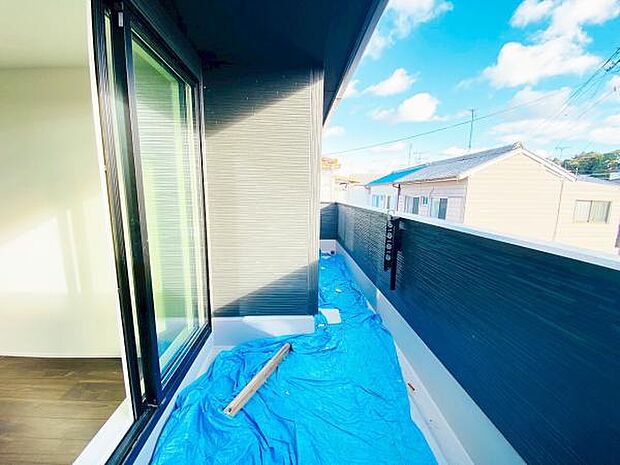 バルコニー 広々としたバルコニーには洗濯物もたくさん干せます