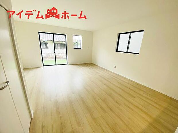 リビング 南向きのため明るい陽射しが射し込みます♪