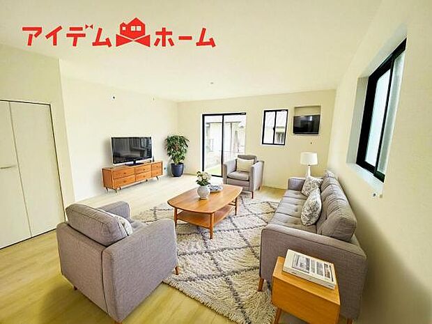 リビング 南向きのため明るい陽射しが射し込みます♪