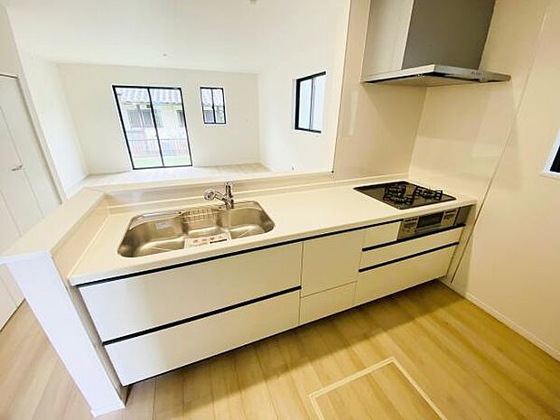 キッチン ダイニングに面した対面式キッチンでは、できたてのお料理がすぐテーブルに出せます