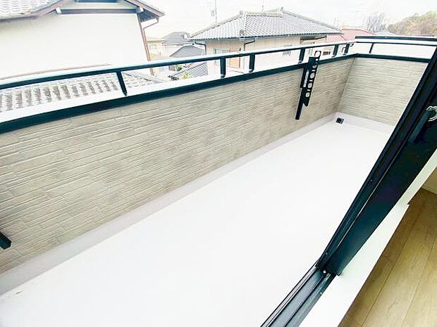 バルコニー 広々としたバルコニーには洗濯物もたくさん干せます!