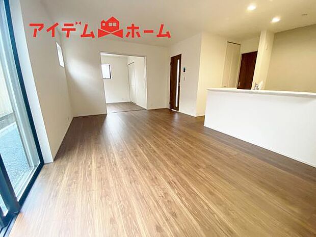 リビング 南向きのため明るい陽射しが射し込みます♪ 