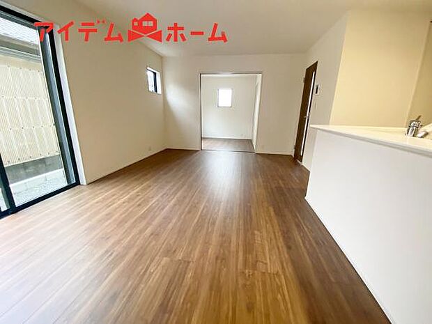 リビング 南向きのため明るい陽射しが射し込みます♪