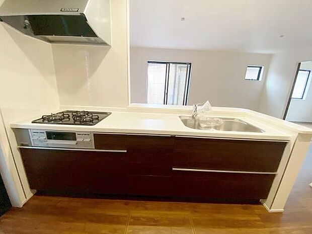 キッチン ダイニングに面した対面式キッチンでは、できたてのお料理がすぐテーブルに出せます