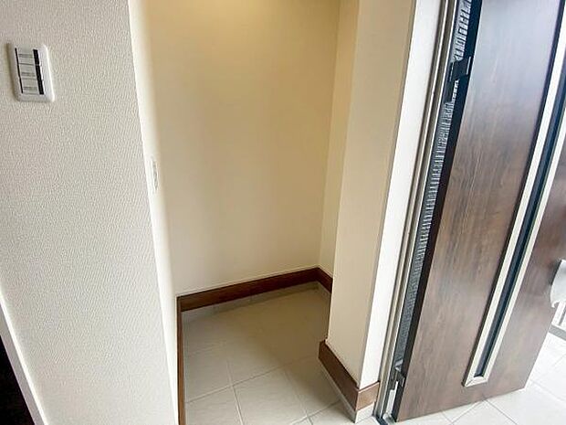 SIC ゴルフバッグやベビーカーなどの収納に便利なシューズインクローゼット付