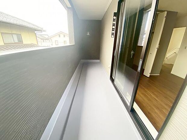 バルコニー 広々としたバルコニーには洗濯物もたくさん干せます 