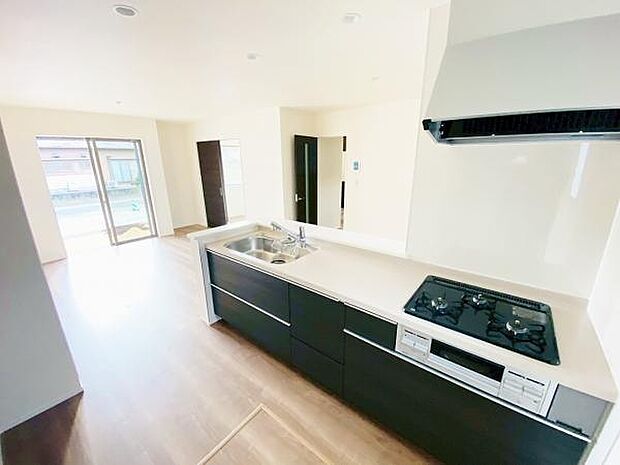 キッチン ダイニングに面した対面式キッチンでは、できたてのお料理がすぐテーブルに出せます