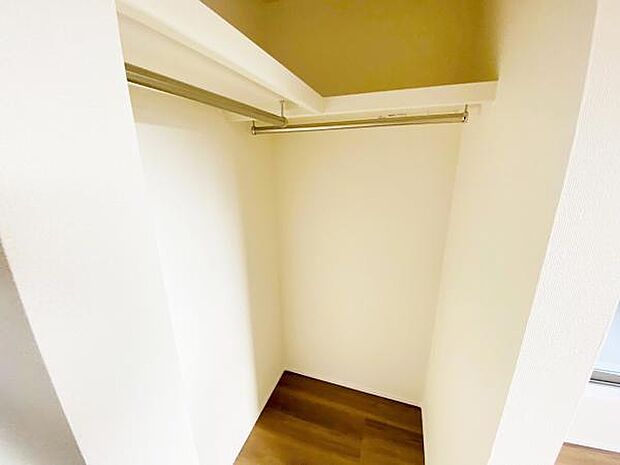 スーツケースなど大きなものからバッグや帽子など小物類も保管できます。