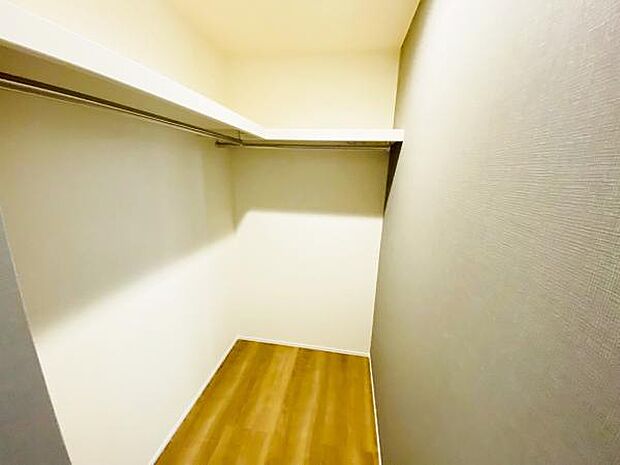 スーツケースなど大きなものからバッグや帽子など小物類も保管できます。