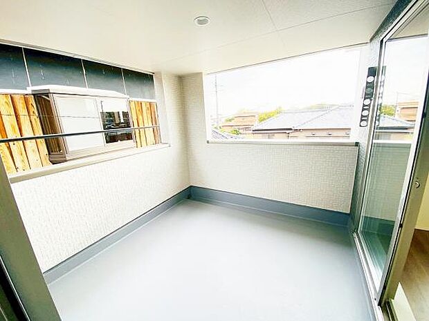 バルコニー 広々としたバルコニーには洗濯物もたくさん干せます 