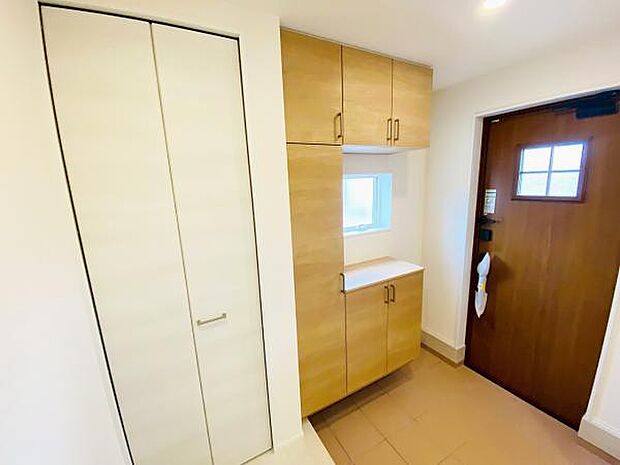 玄関収納 玄関横にシューズボックスがついているので、片付いた玄関がキープできます 