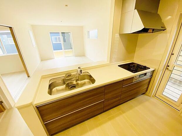 キッチン ダイニングに面した対面式キッチンでは、できたてのお料理がすぐテーブルに出せます 